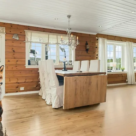 Semesterbostad Traditional With Turf Roof Near *