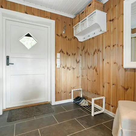 Traditional With Turf Roof Near Semesterbostad *