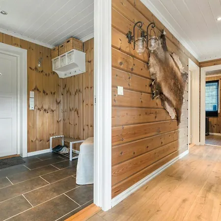 Semesterbostad Traditional With Turf Roof Near Stryn