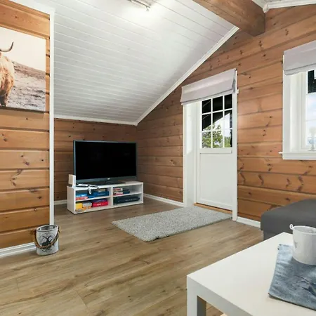 Semesterbostad Traditional With Turf Roof Near