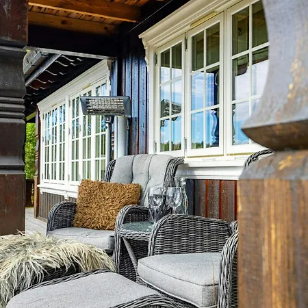 Traditional With Turf Roof Near Semesterbostad